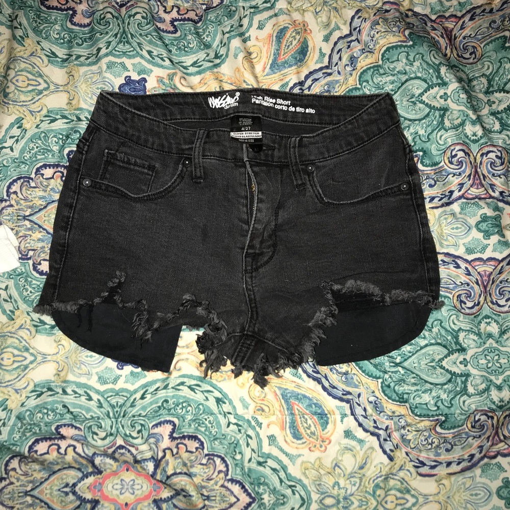🔴 Black shorts